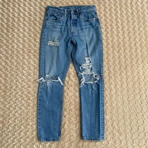 Levi's 501 Original W27 L28 Women Cropped Jeans in a destroyed medium wash
